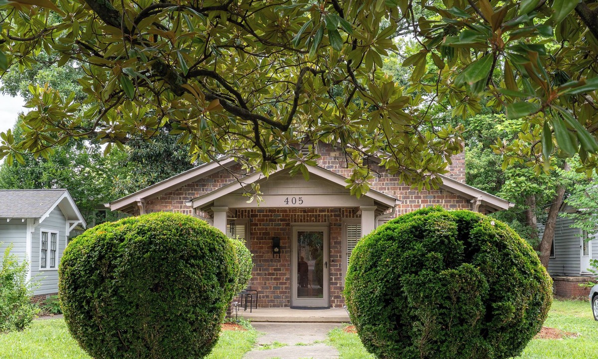 Greensboro House | Cozy, quiet Fisher Park Bungalow close to downtown & Cone Hospital Main Campus.