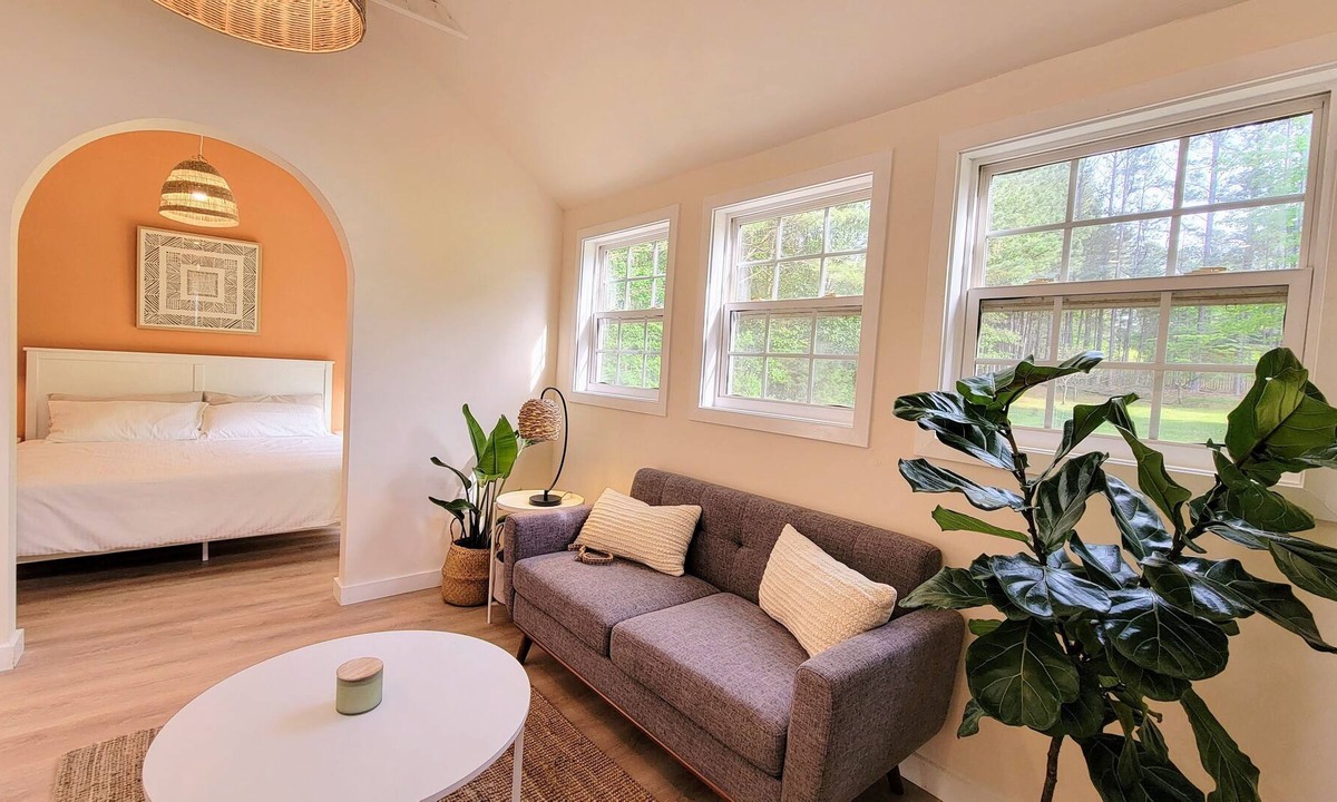 Griffin House | Cozy Quiet Guesthouse with Pool & Firepit