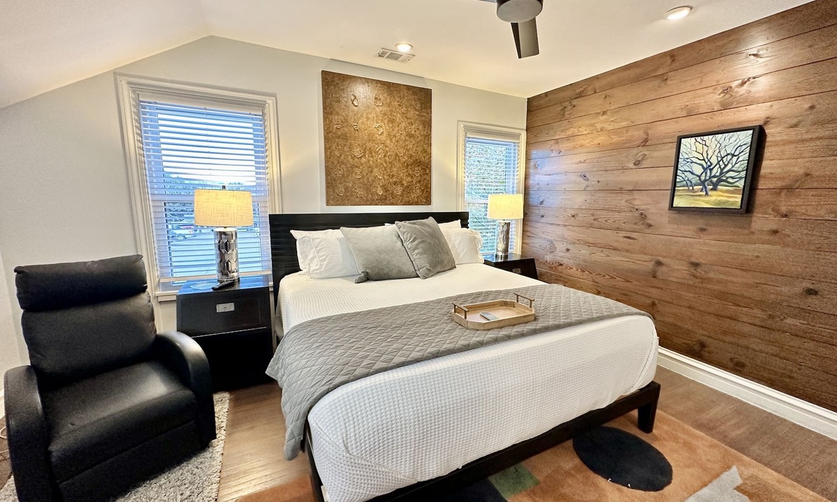 Washington Ave./ Memorial Park House | Cozy Quiet Home! PET FRIENDLY! Fall 2025 Special!
