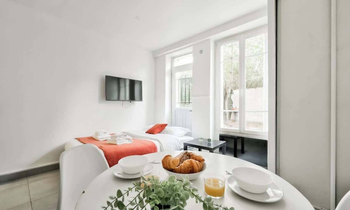 Centre Apartment | Cozy Quiet Studio in Nanterre – Near La Defense