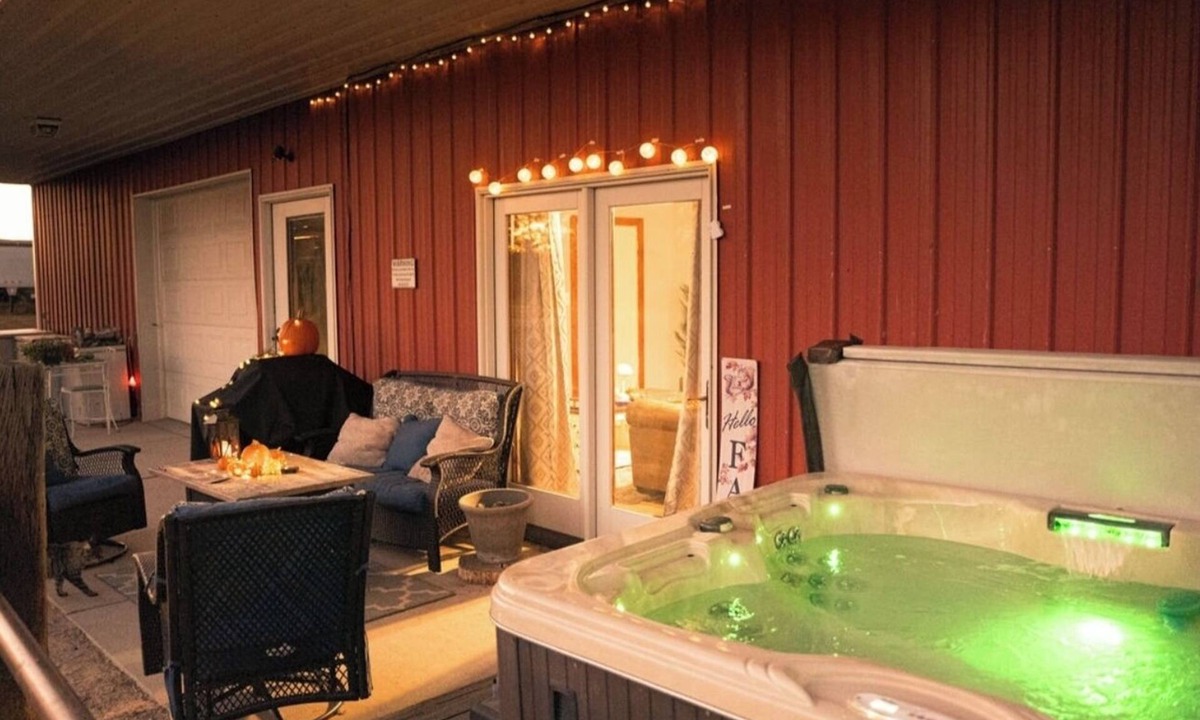 Lincoln County Apartment | 👉 Cozy Ranch Apartment with 2 Beds, Hot Tub, Cows & Horses
