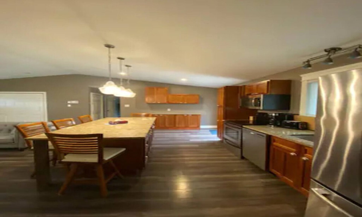 Glen Huron House | Cozy Ranch Bungalow w/HotTub, 30+ day stays!