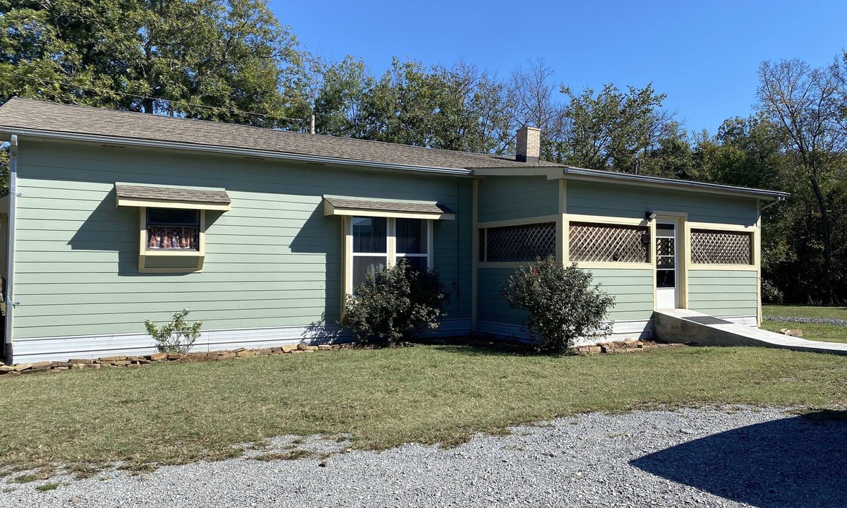 Daisy House | Cozy Ranch Home w/Spacious living/kitchen, screened in porch