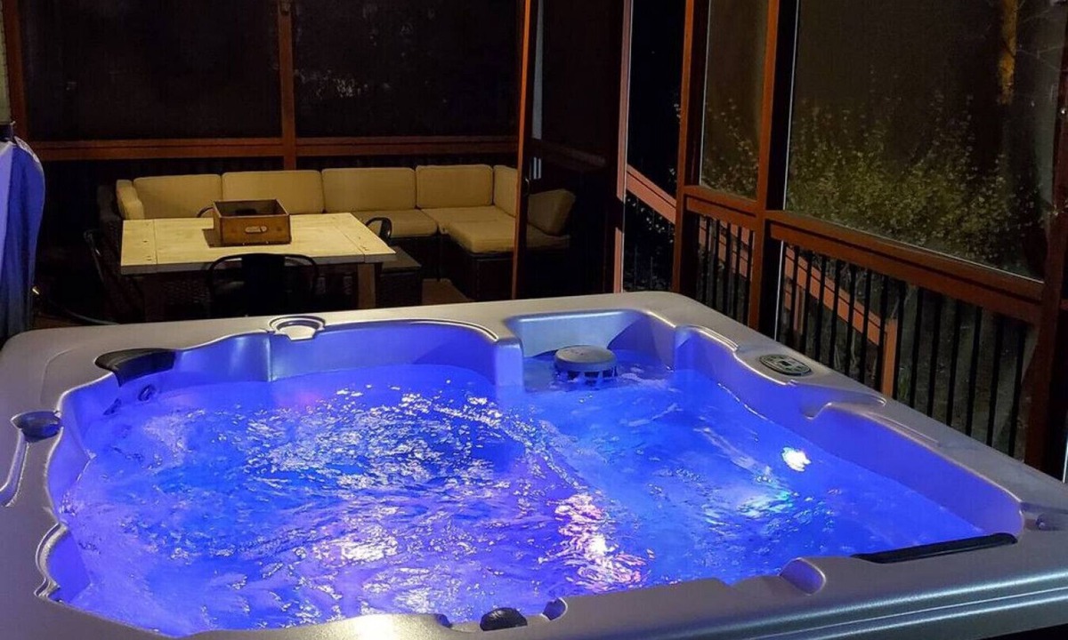 Sheffield Park House | Cozy Ranch Style home with hot tub and fenced yard