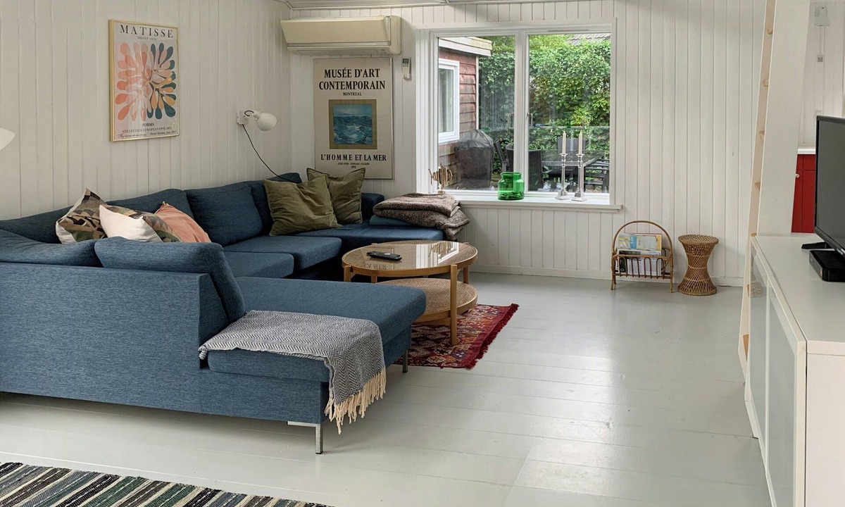 Hornslet House | Cozy red cottage by Kalø Vig with seaview