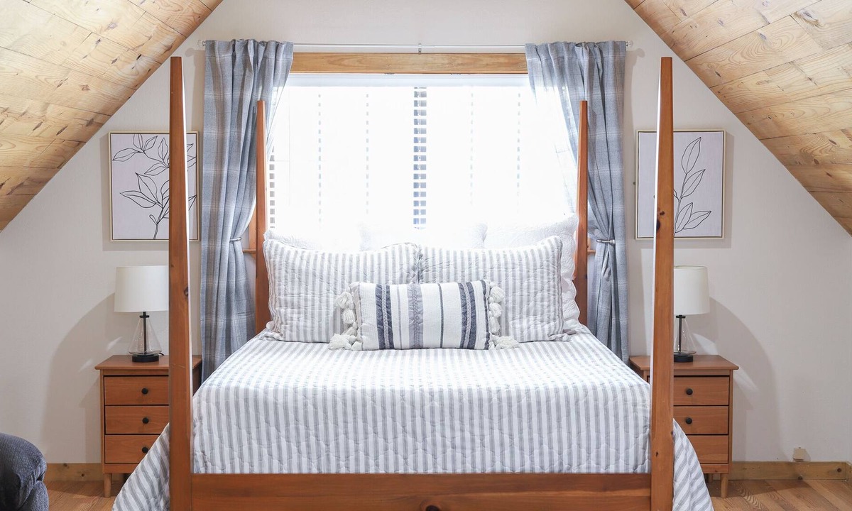 Burnet Cottage | Cozy, Remodeled Garage Apartment for up to 3