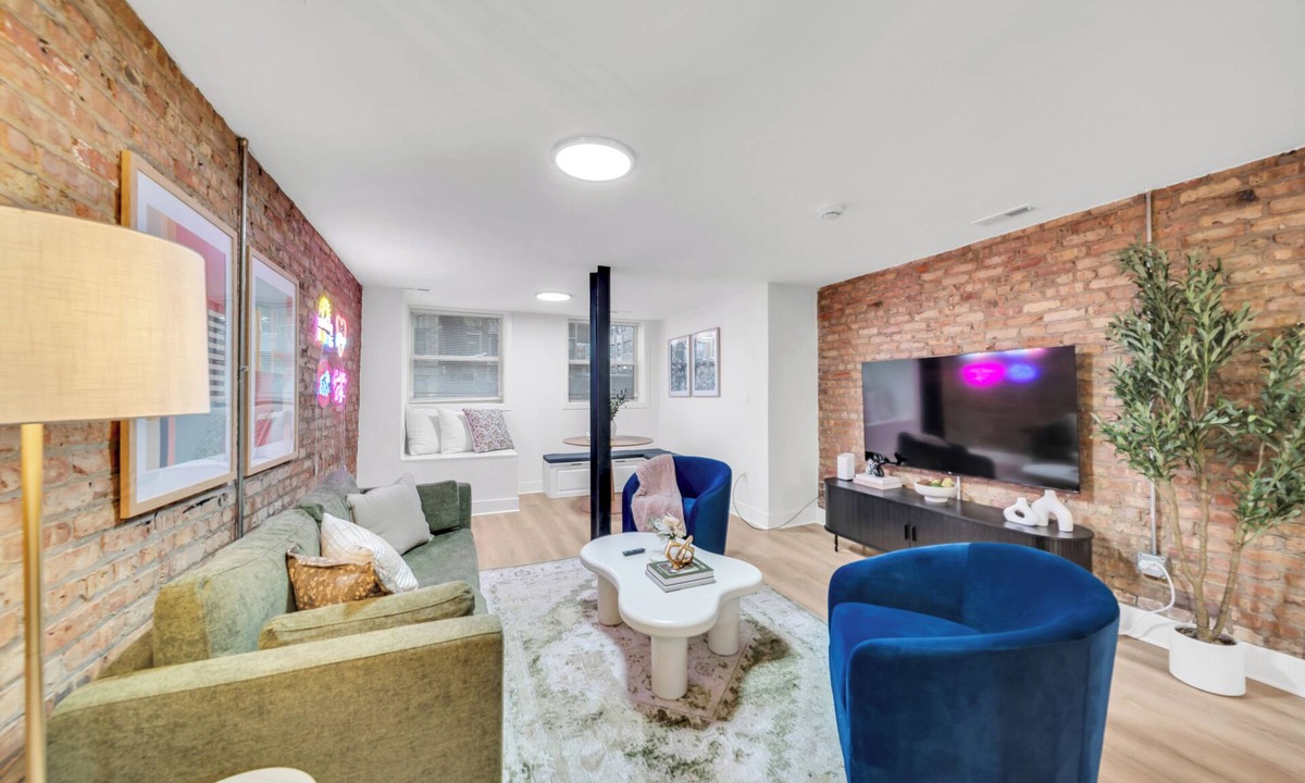 Hyde Park Apartment | Cozy Retreat in Hyde Park with In Unit Laundry