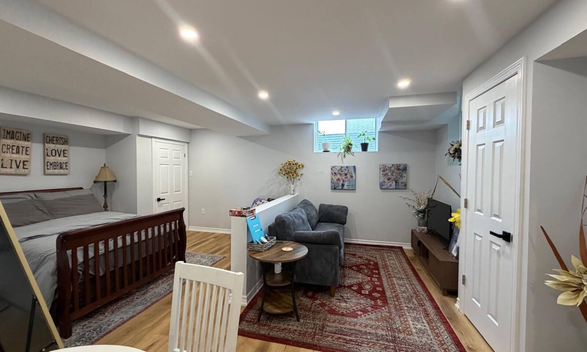 Centre Wellington House | Cozy Retreat in Small Town Fergus. 5 mins from Elora!