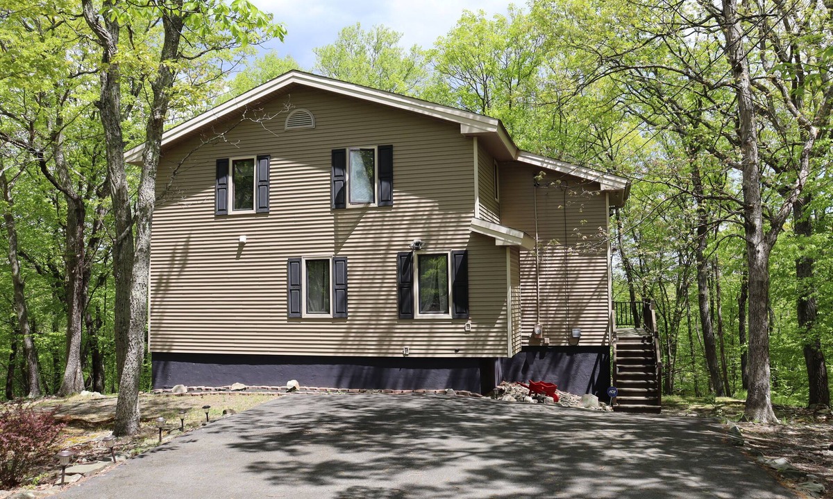 Bushkill House | Cozy Retreat in the Poconos Mountains