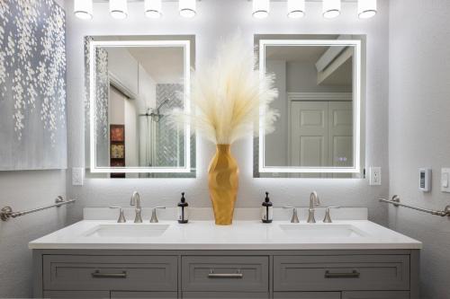 Jennings Lodge Apartment | Cozy Retreat - Level 2 car charging available