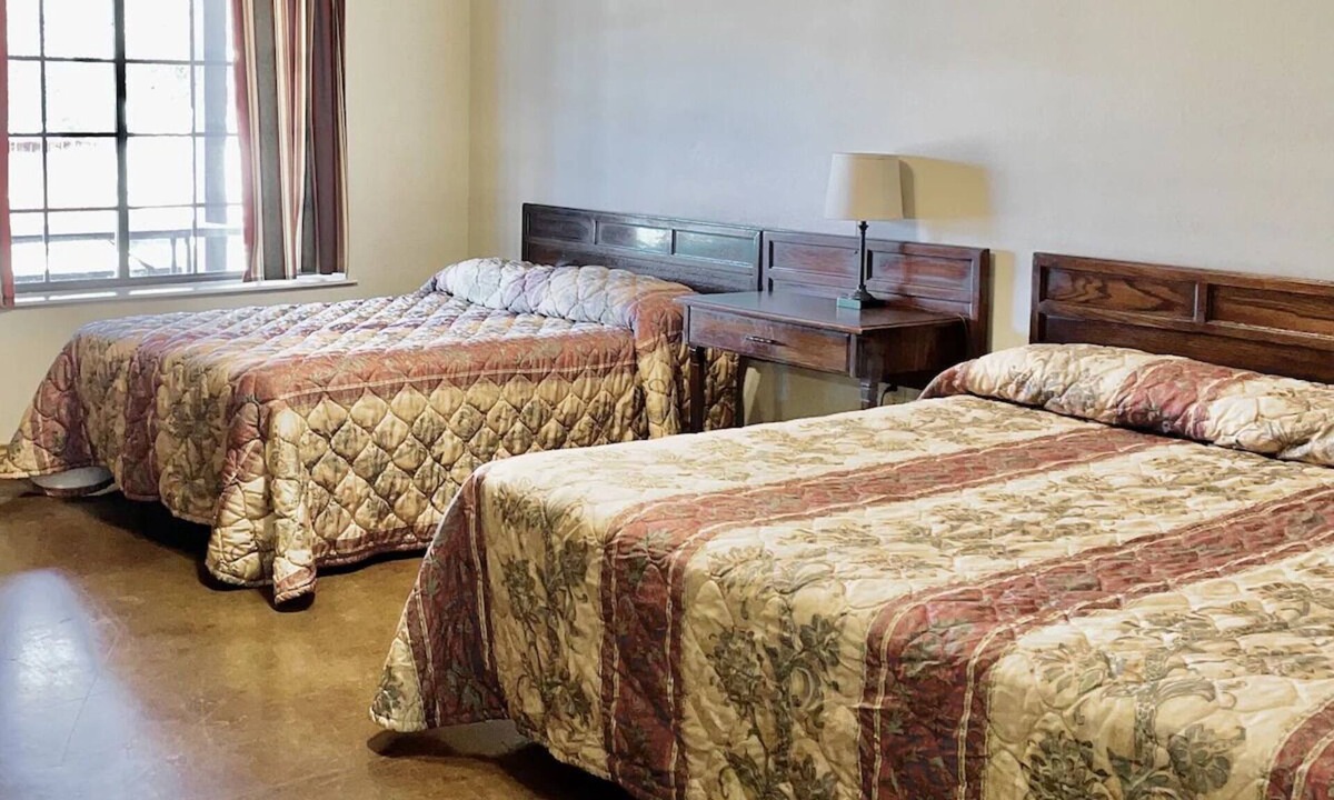 Graham Hotel | Cozy retreat on the lake
