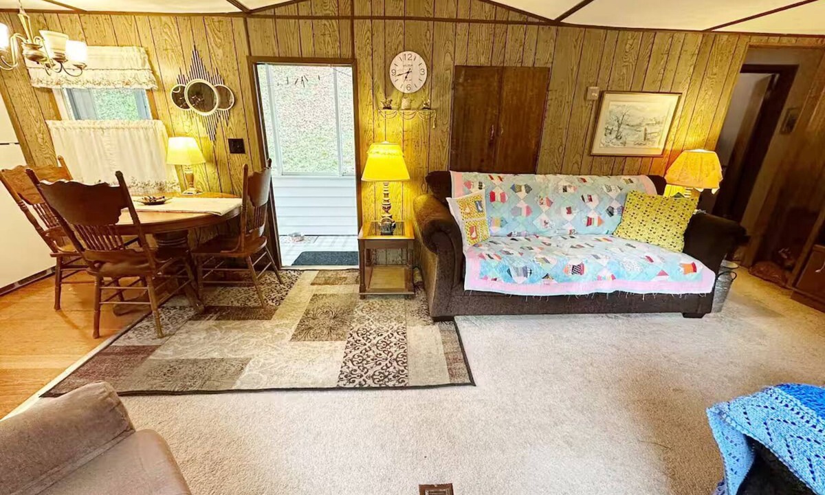 Bean Station House | Cozy Retro Lakefront Hideaway