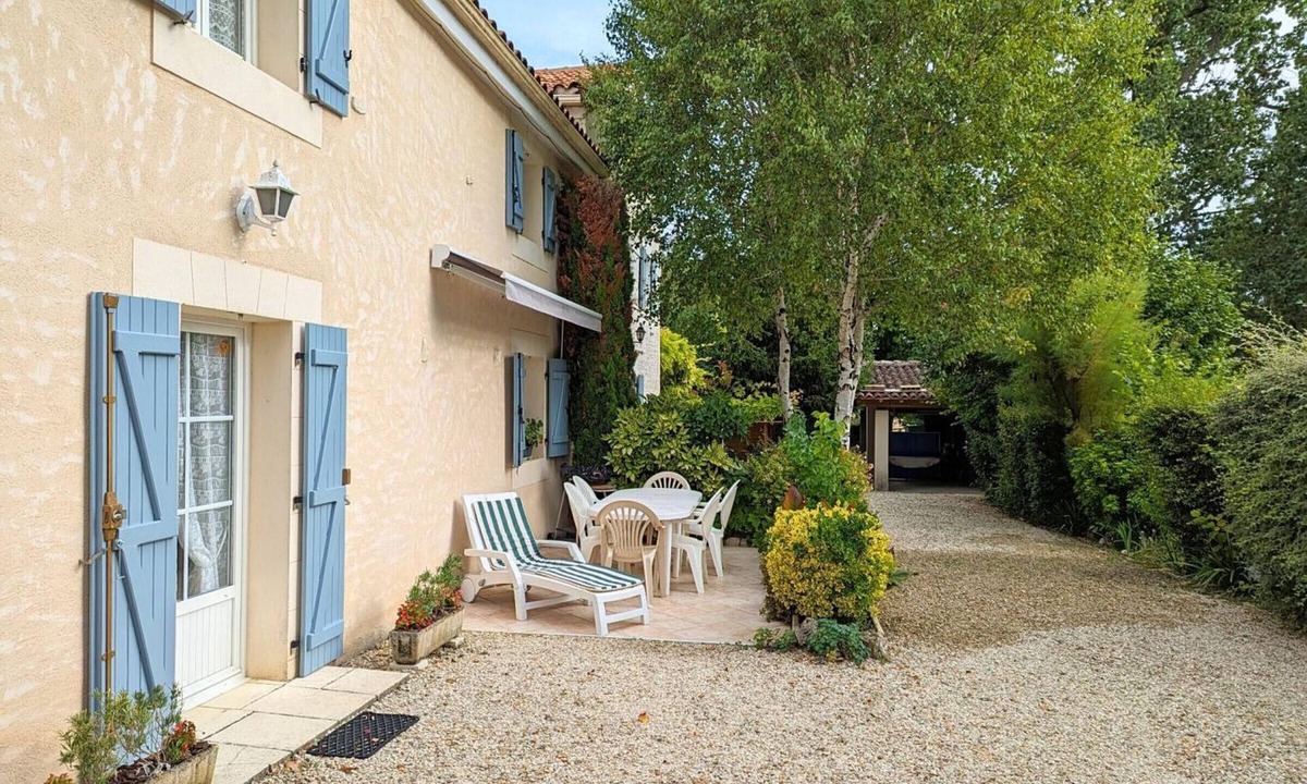 Saint-Genis-d'Hiersac Cottage | Cozy riverside cottage with Wi-Fi