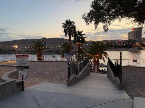 Bullhead City House | Cozy river front lookout