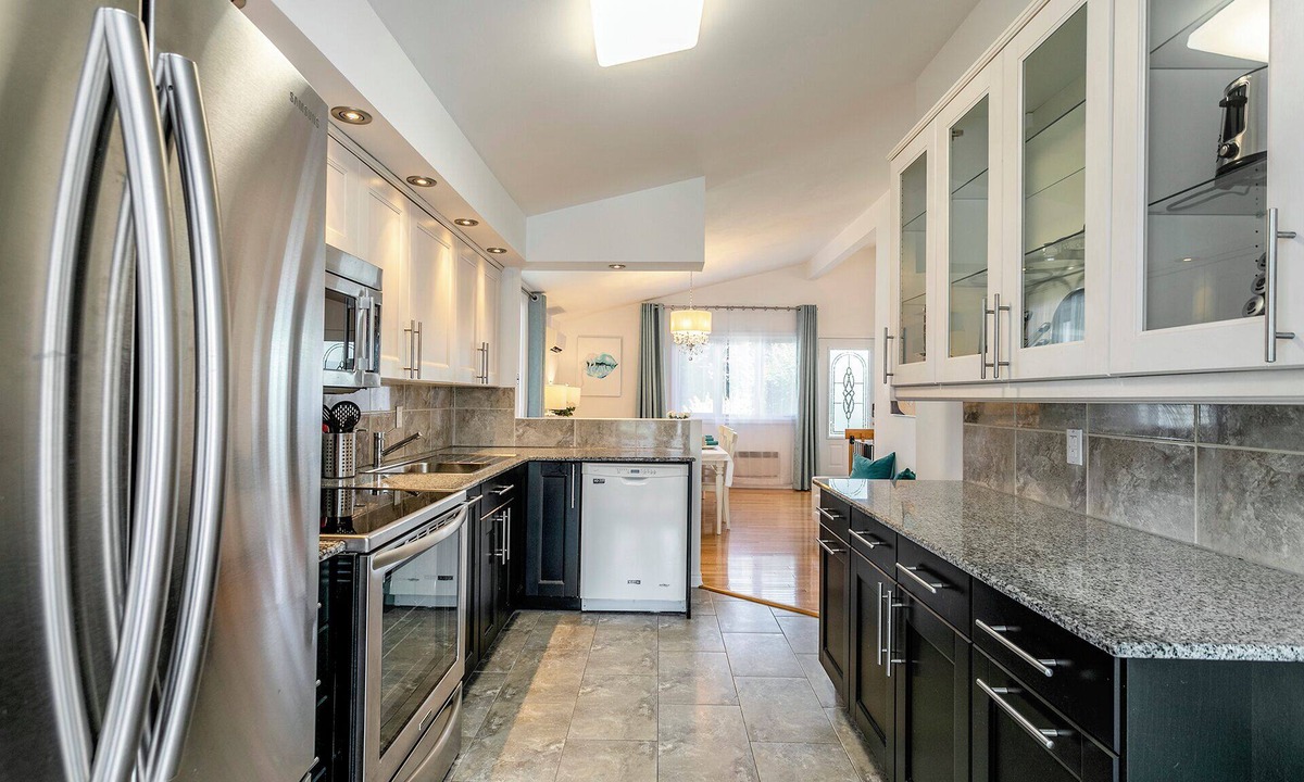 Chateauguay House | Cozy riverfront home with pool, close to everything 25min to Montreal DT