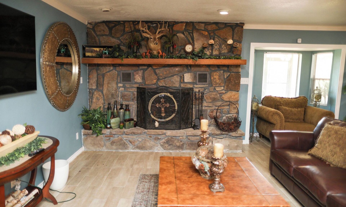 Moscow House | Cozy riverfront home!