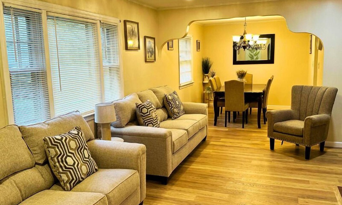 Montague House | Cozy Riverside View House