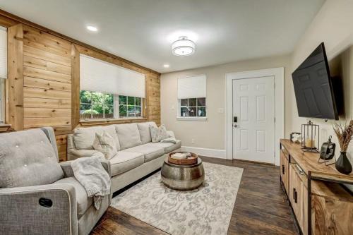 Riverside House | Cozy Riverside Villa - Walkable to Bars & Restaurants