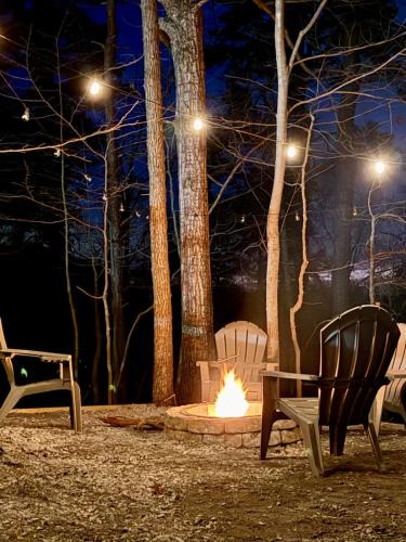 Shenandoah Ski Chalet | Cozy Romantic Cabin with Fire Pit Near Shenandoah NP