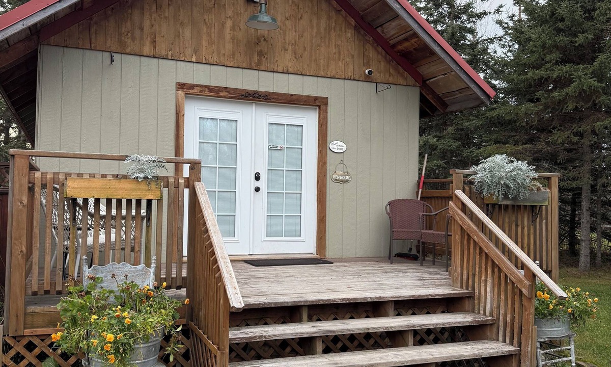 Knik-Fairview Cabin | Cozy Romantic Getaway Cabin