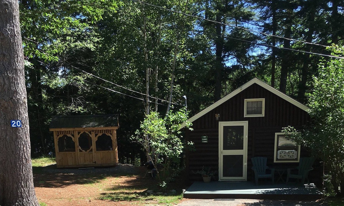 Lucerne-in-Maine Cabin | Cozy Romantic Lakefront Cabin with Sleeping Loft