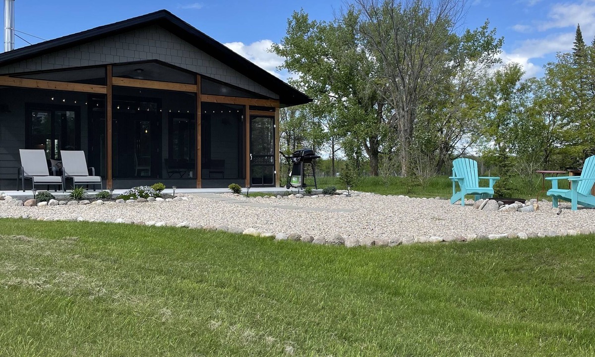 Manitoba Cottage | Cozy, Romantic, Riverfront Cottage