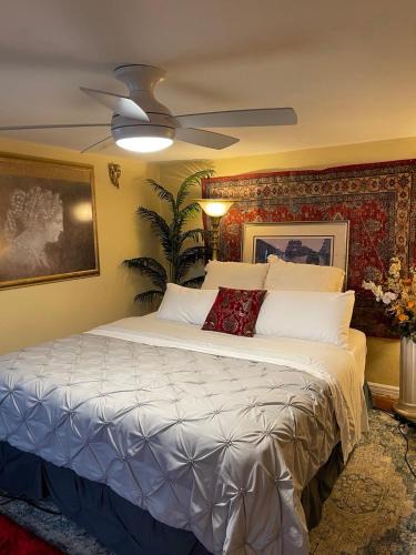 Airport Township House | Cozy room in house at Airport & Highway