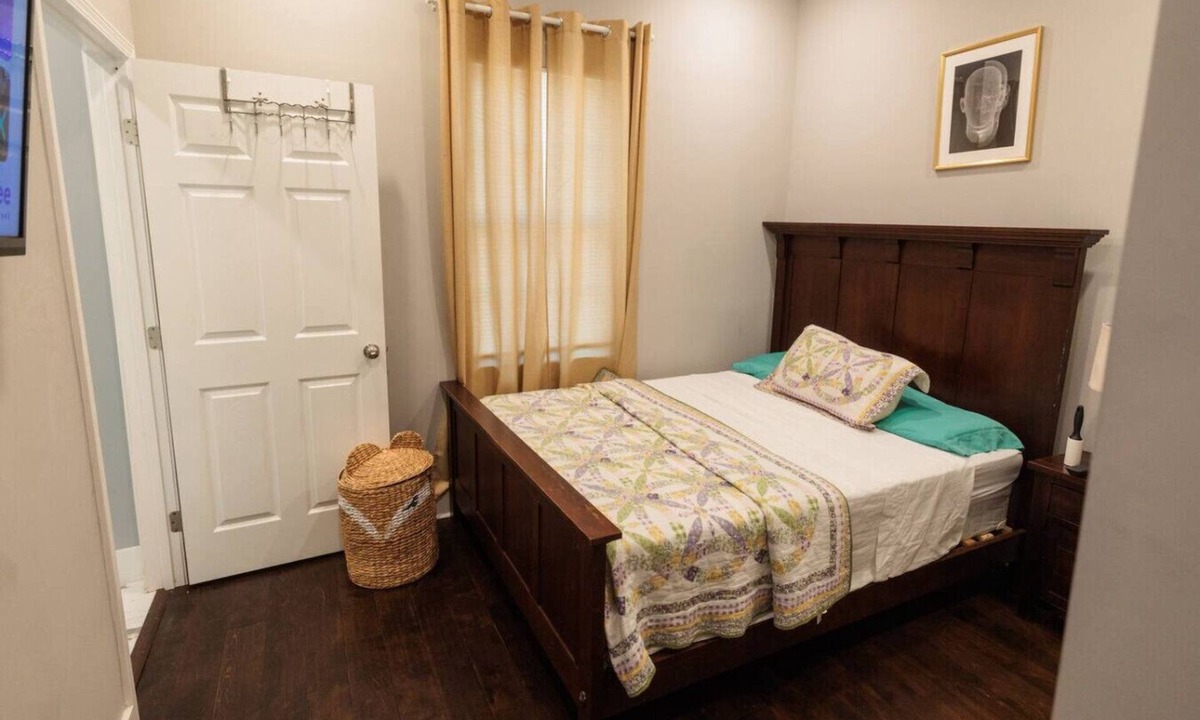 Lithonia House | Cozy Room Queen Bed Private Bathroom