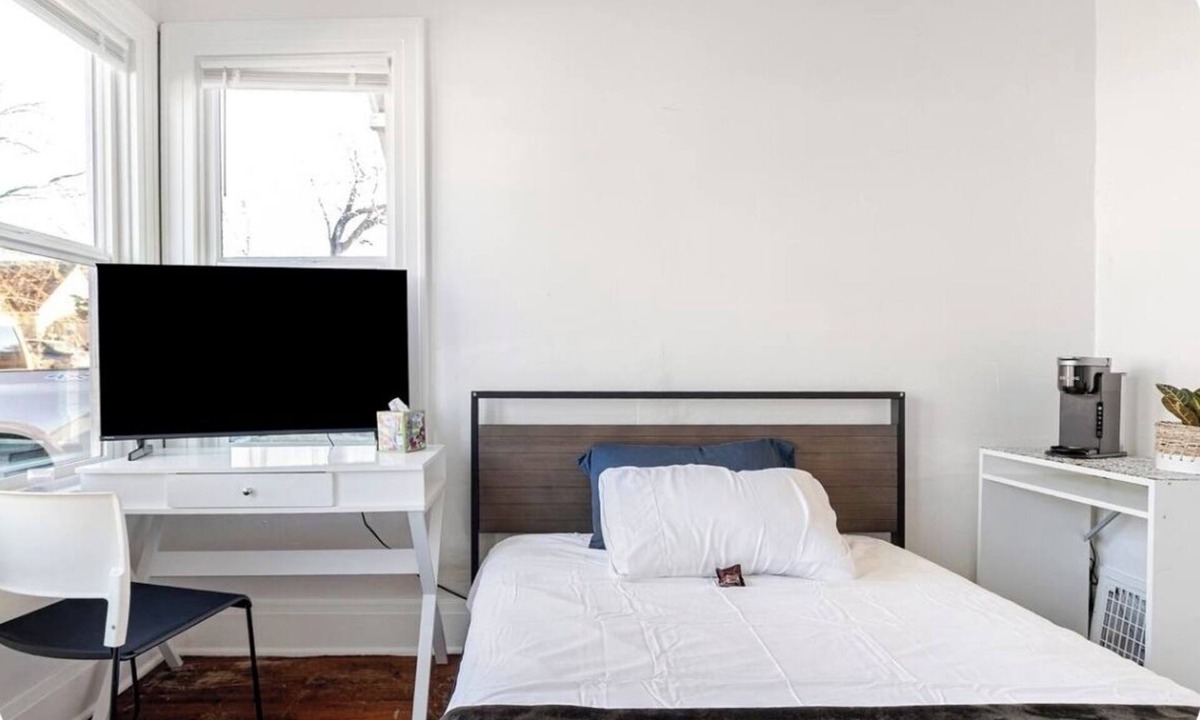 Kansas City House | Cozy Room, Queen bed, continental breakfast in Kansas City KS, shared bathroom.