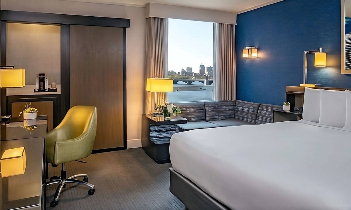 East Cambridge Hotel | Cozy Room w/Charles River & Boston Skyline Views