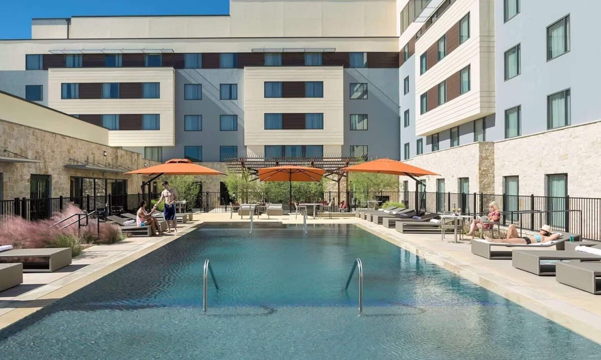 Bee Cave Hotel | Cozy Room w/Outdoor Pool, Complimentary Parking, & Convenient Dining