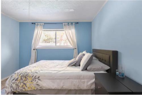 Woodlake - Briar Meadow House | Cozy Room with a Pool
