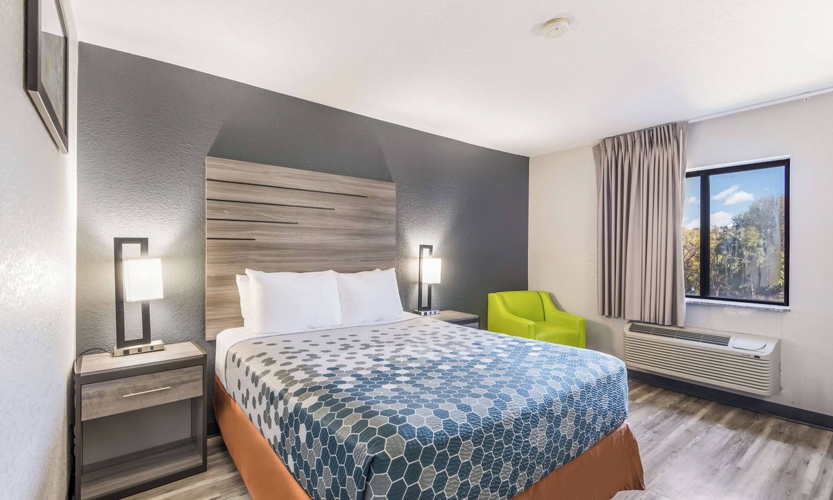 Lovington Hotel | Cozy Room with Easy Access to Downtown | Free Onsite Parking