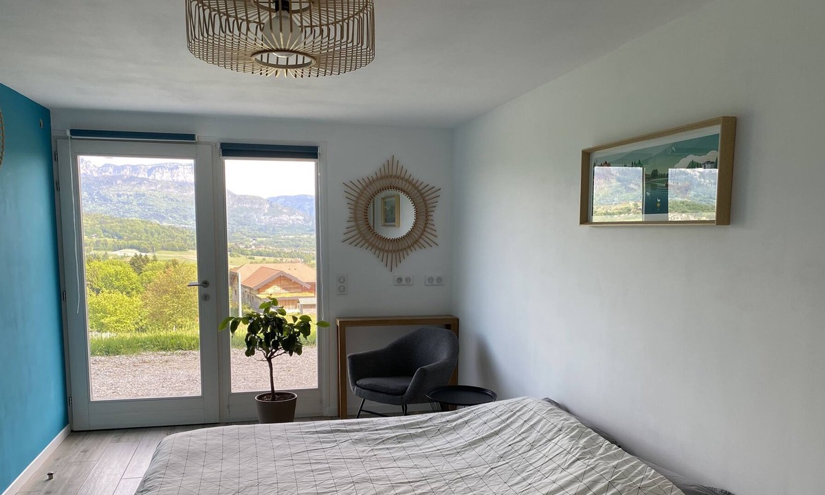 Pringy Bed & Breakfast | Cozy room with panoramic lake and mountain view
