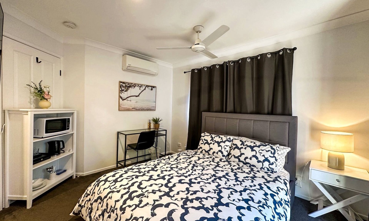 Forest Lake House | Cozy room with private bathroom