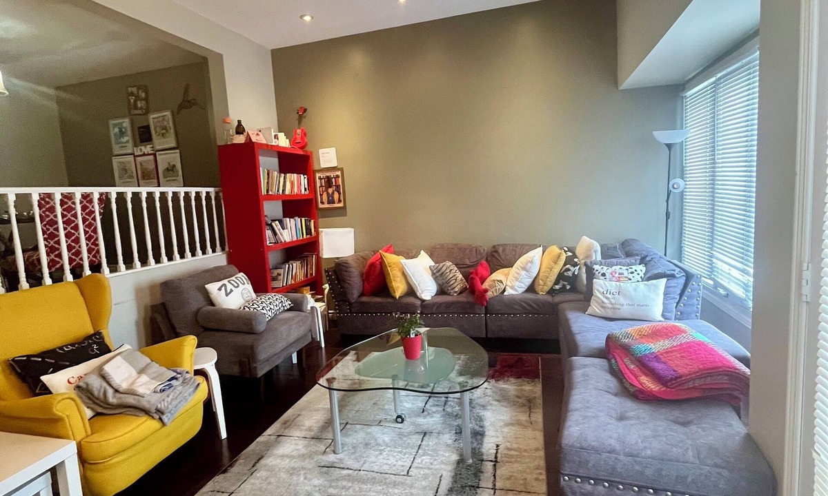 Hamilton House | Cozy Room With Private Washroom Conveniently Located On West Hamilton Mountain