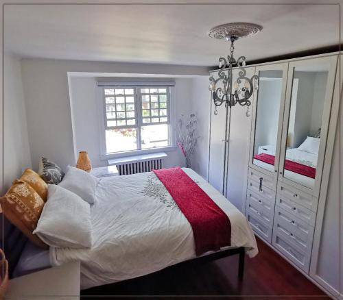 Lawrence Park South House | Cozy room with private bathroom near subway
