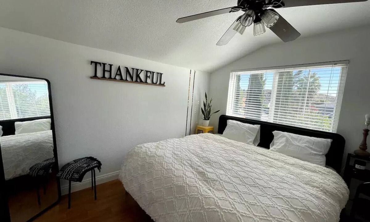 Santa Clarita House | Cozy Room with Shared Bath