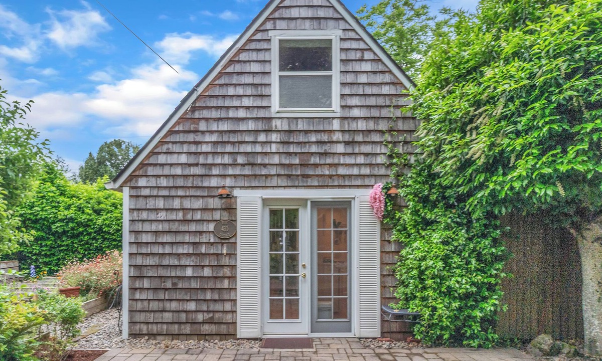 Southeast Salem Cottage | Cozy Rose Cottage in Salem