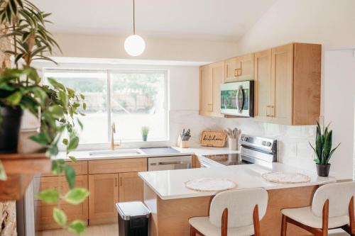 Austin House | Cozy Rustic Austin Retreat - 3BR 2BA