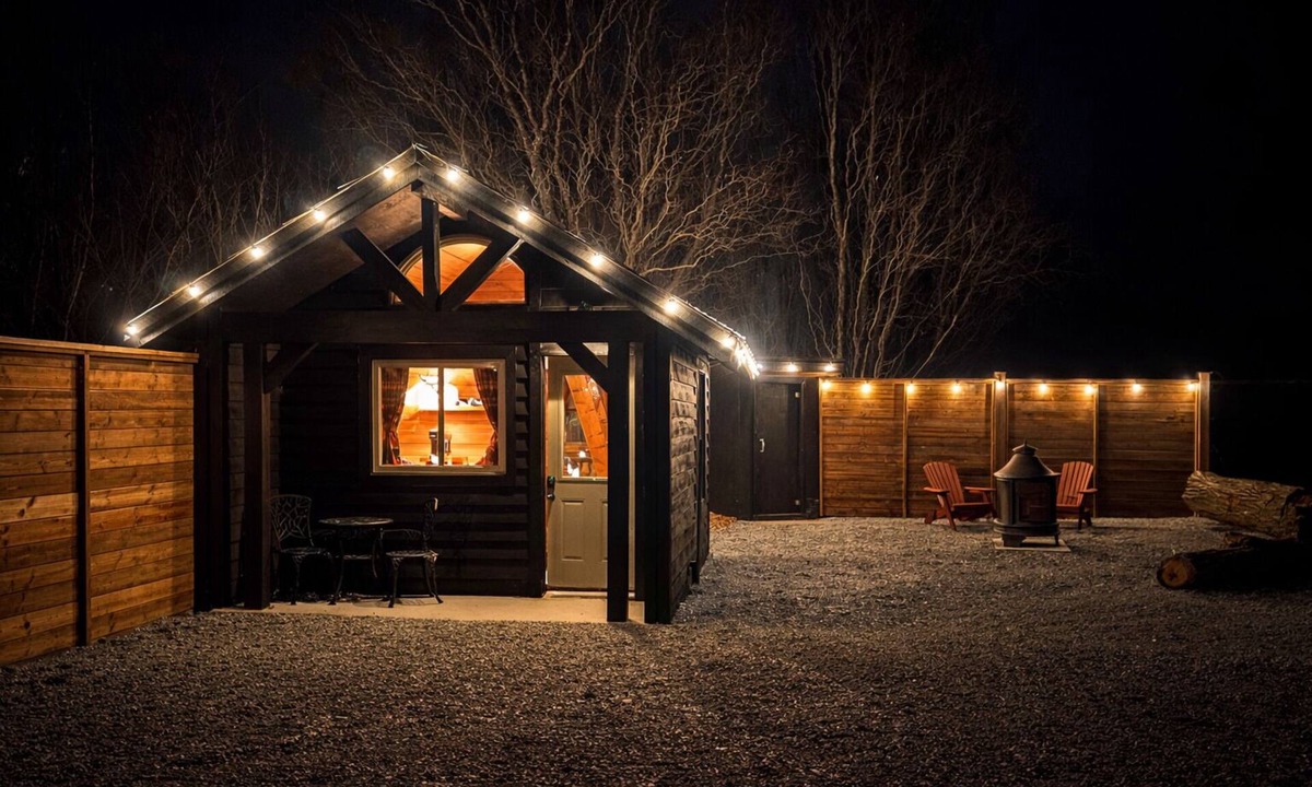 Pelham Cabin | Cozy Rustic Cabin Pondside - A Couples Getaway Central to Niagara