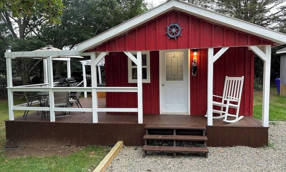 Valley Road Apartment | Cozy Rustic Cabin w/Hot Tub