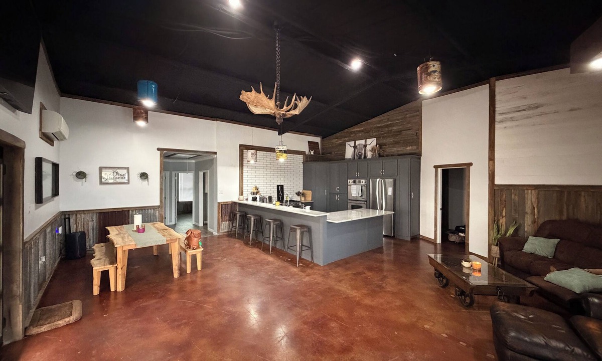 Westminster House | Cozy Rustic farmhouse- 5 minutes from wedding venue
