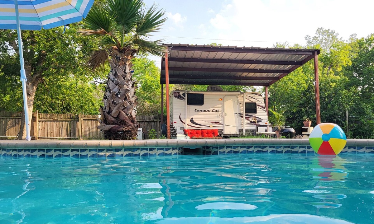 Austin House | Cozy RV in amazing Austin with AC, WiFi, Swimming Pool