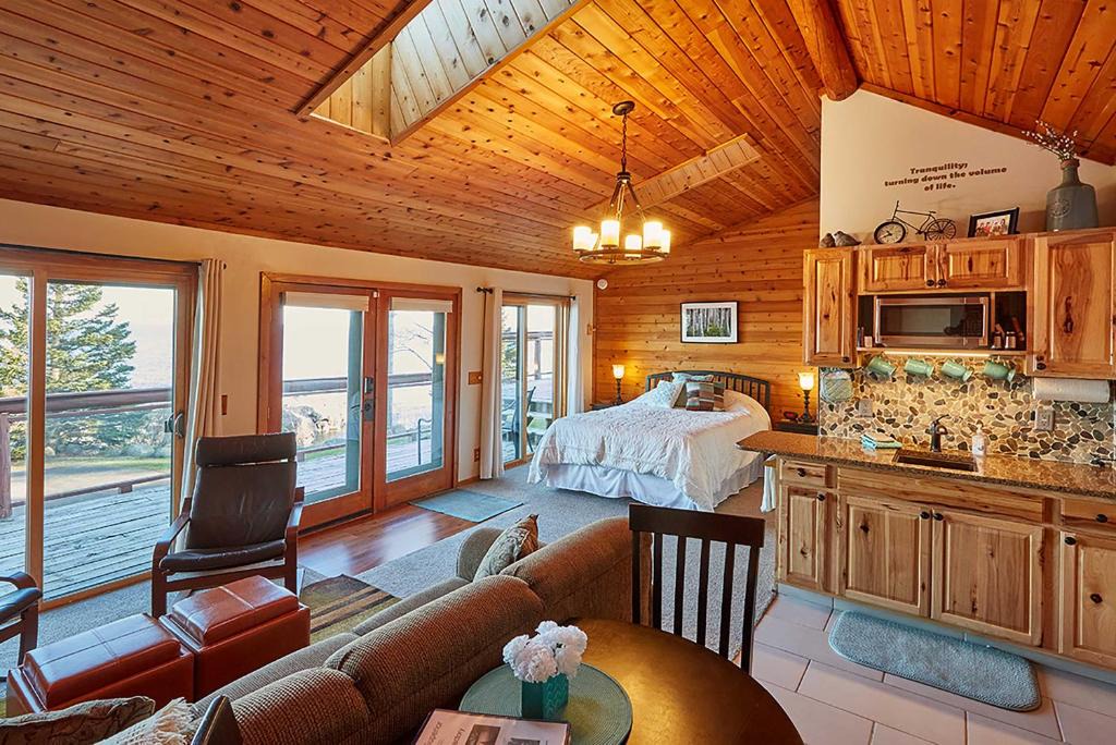Schroeder Apartment | Cozy Schroeder Studio w/Deck on Lake Superior