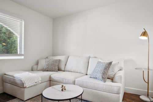 New Papago Parkway Apartment | Cozy Scottsdale Studio - King Bed, Pool, & Parking