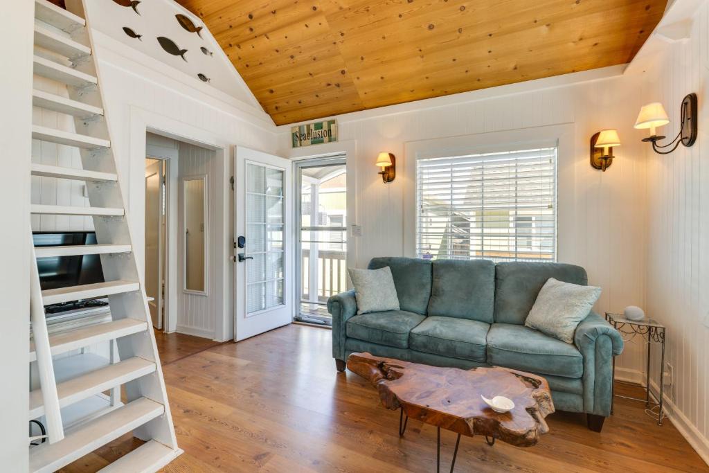 Seaside House | Cozy Seaside Cottage, Steps to Downtown and Beach