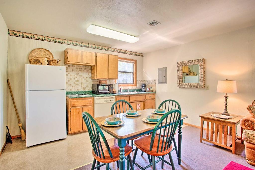 Davis House | Cozy, Secluded Davis Cabin on 60 Wooded Acres