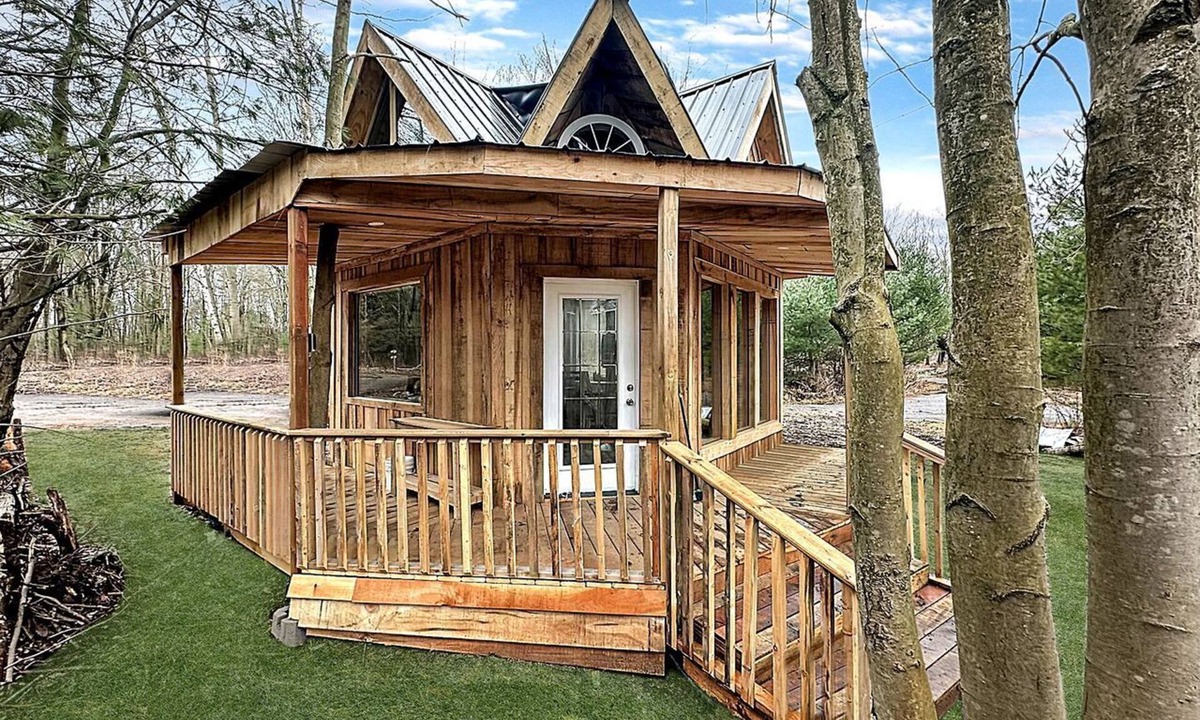 Langton House | Cozy Secluded Tiny Cabin for a True Getaway in the Outdoors Surrounded by Nature in Simcoe, Ontario