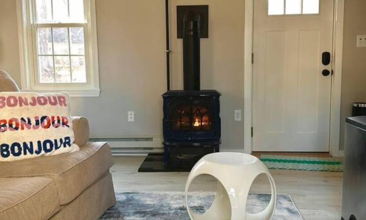 Meetinghouse Hill Apartment | Cozy, Secluded Work/Stay Space